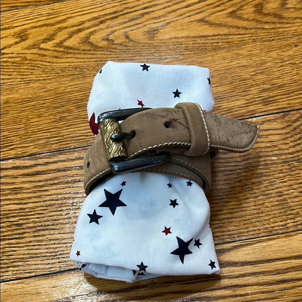 Streets Ahead vintage leather belt. Tan-cream stitching. Two tone buckle.Medium